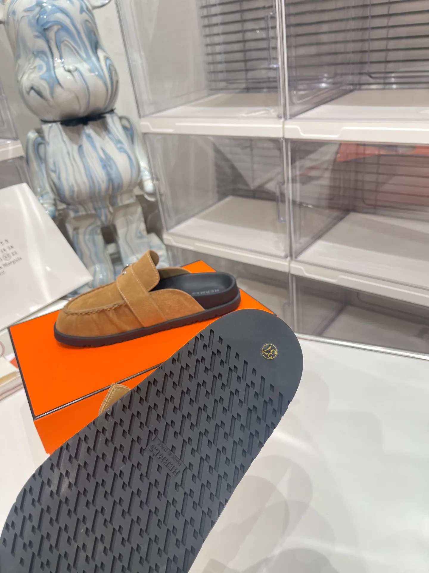 [H Family Hermès] P: 540💰 Size: Male 39-44 (45 46 customized) Female 35-40 (41 42 customized) HERMES Hermès latest kelly buckle couple style Birkenstock slippers, classic family language design! It looks good no matter how you match it! Casual and high-end feeling, the comfort is also great, paired with a variety of colorful socks, it gives a trendy and high-end feel ●Upper: imported cow suede ●Inner: imported sheepskin ●Foot pads: imported mixed sheepskin ●Outsole: Tpu non-slip and wear-resistant outsole